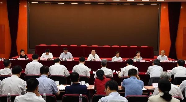 國(guó)資委與中央企業(yè)簽訂經(jīng)營(yíng)業(yè)績(jī)責(zé)任書，郝鵬強(qiáng)調(diào)要全力以赴穩(wěn)增長(zhǎng)切實(shí)發(fā)揮好“穩(wěn)定器”作用